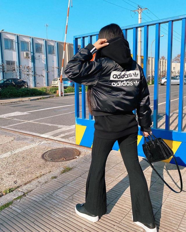 Le pantalon noir porté par Maile Akln sur son compte Instagram @maileakln