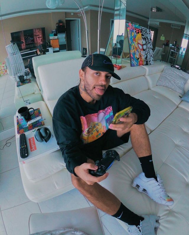 Nike x Supreme Hat Cap porté par Feid sur son Instagram account @feid