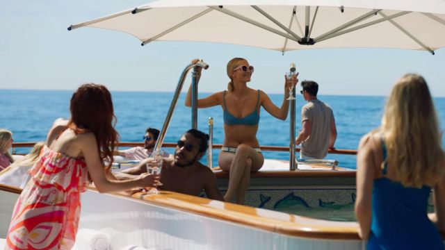 Solid & Striped l'Rachel Haut de Bikini dans la couleur de la Mer porté par Daphné Eltham (Poppy Delevingne) à la Riviera (S02E01)