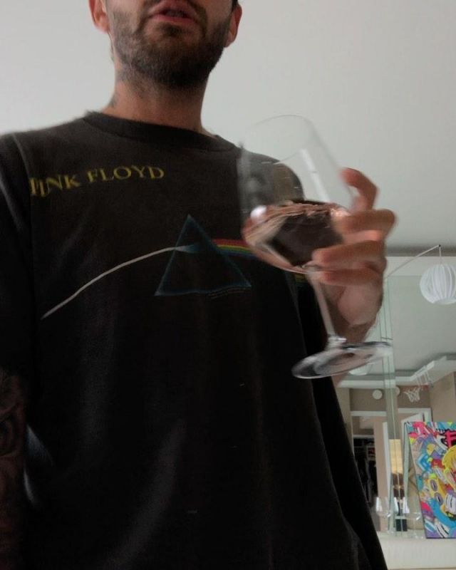 Pink Floyd "Côté Obscur de La Lune" t-shirt porté par Feid sur son Instagram account @feid