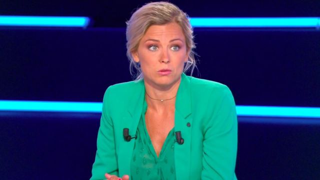La veste tailleur mi-longue en crêpe vert de Laure Boulleau dans Canal Football Club le 31.05.2020