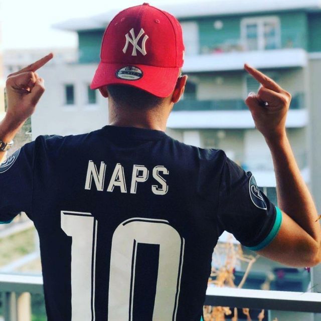 La casquette rouge New Era des New York Yankees portée par Naps sur son compte Instagram @napsofficiel