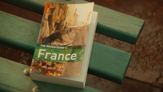 Le livre le Guide du routard à la France, laissé sur le banc pour Spencer (Ashton Kutcher) dans des Tueurs