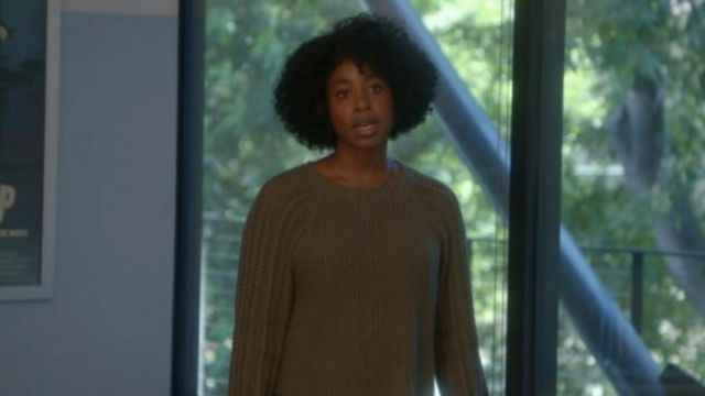 Brun chandail porté par Taylor Harding (Kirby Howell-Baptiste) dans lesquelles les Femmes Tuent (S01E09)