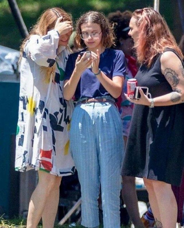 Bleu Ringer Tee porté par Millie Bobby Brown comme on le voit sur l'ensemble des Choses plus étranges de la Saison 3