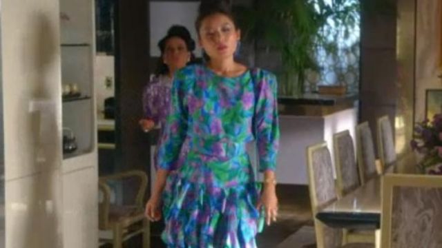Floral bleu et violet de la robe portée par Amy Grove (Li Jun Li) dans lesquelles les Femmes Tuent (S01E09)