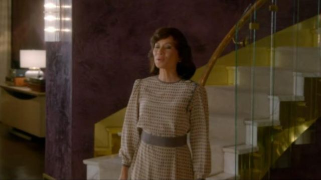 Longue brun vérifier robe à manches longues portées par Simone Grove (Lucy Liu) dans lesquelles les Femmes Tuent (S01E10)
