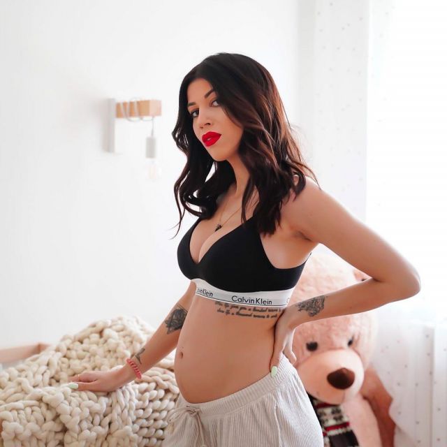 La brassière de grossesse Calvin Klein sur le compte Instagram de @noemiemakeuptouch