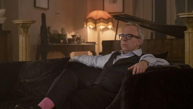 The black goggles with branches pattern scales made by Paul (Steve Pemberton) in Killing Eve (S03E08)