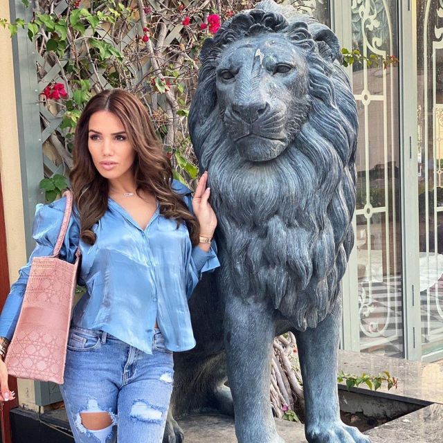 La chemise bleue nacrée portée par Manon Tanti sur son compte Instagram @manontanti 
