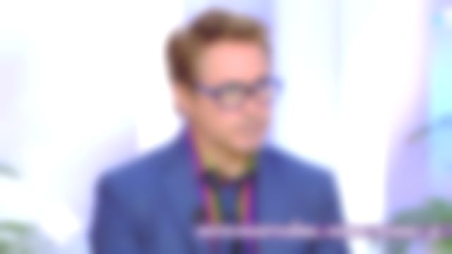 La veste de costume rayée et la chemise multicolore de Robert Downey Jr. dans l'émission C à Vous