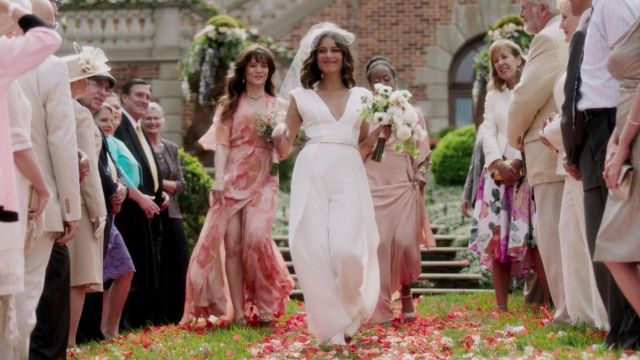 La combinaison blanche de mariage de Cristal Flores Carrington (Nathalie Kelley) dans Dynastie S01E01