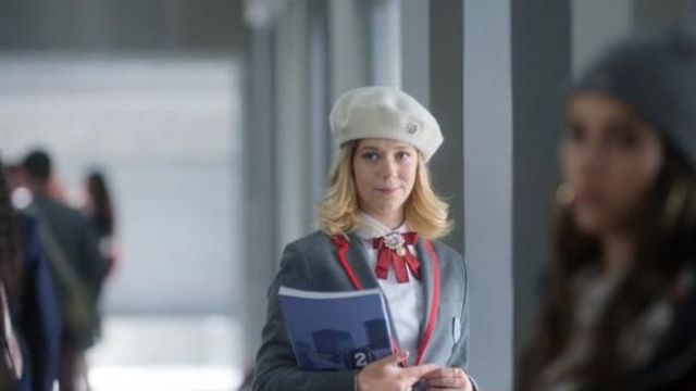 Le beret blanc de Cayetana (Georgina Amorós) dans Élite (S03E01)