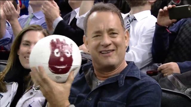Le ballon de volley Wilson du film Seul au monde de Tom Hanks dans la vidéo Tom Hanks Reu­nites with His 'Cast Away' Co-star, Wil­son the Vol­ley­ball