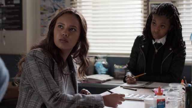 La veste blazer à carreaux grise et noire portée par Jessica Davis (Alisha Boe) dans la série 13 Reasons Why (Saison 4 Épisode 2)