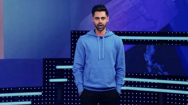 Sudadera con capucha azul claro usada por Hasan Minhaj en Patriot Act con Hasan Minhaj (S03E03)