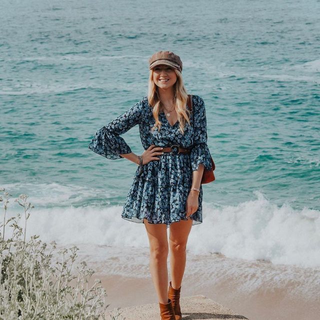 La robe bleue à fleurs portée par Lola Rossi sur son compte Instagram @lola_rossi_