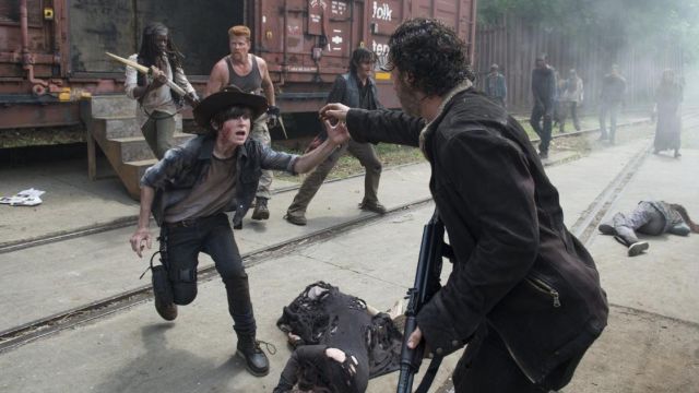 Veste en velours côtelé avec Col de Fourrure porté par Rick Grimes (Andrew Lincoln) comme on le voit dans The Walking Dead (S05E01)