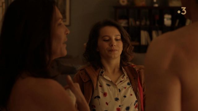 The shirt with patterns worn by Alice Marchal (Sarah-Cheyenne) in Tandem (S04E04)