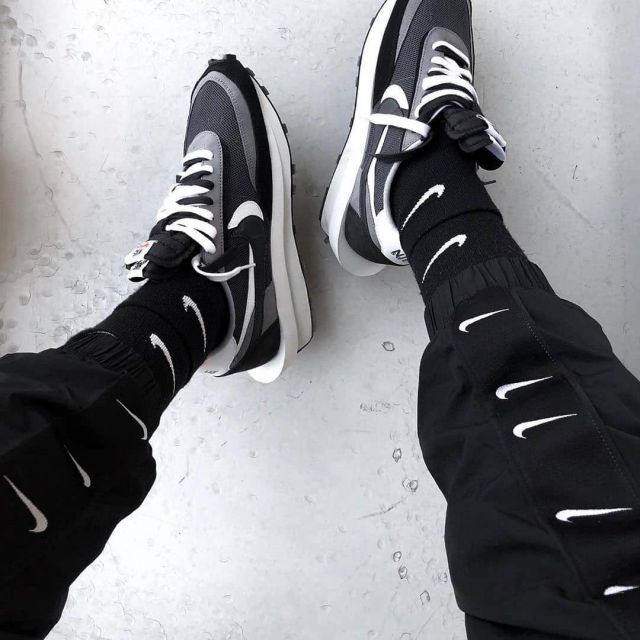 Nike pants with Swoosh down the sides on the Instagram account of @lsdls_outfit