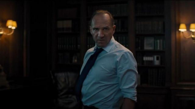 Camisa de Tom Ford en blanco usada por M (Ralph Fiennes) en No Time to Die