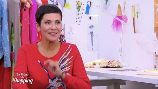 Le top rouge avec oiseau porté par Cristina Cordula dans l'émission Les Reines du Shopping du 8 juin 2020