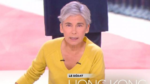 The pullover V-neck yellow worn by Elizabeth Quin, in 28 minutes the 08.06.2020