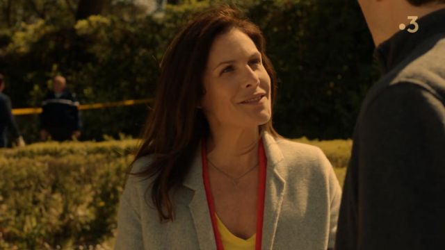 The necklace with circle pendant worn by Leah Soler (Astrid Veillon) in Tandem (S04E04)