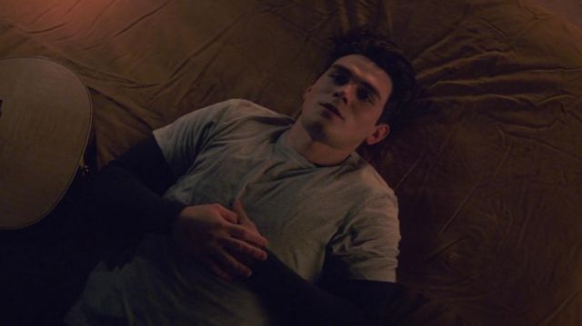 Light Grey t-shirt worn by Griffin (KJ Apa) in The Last Summer | Spotern