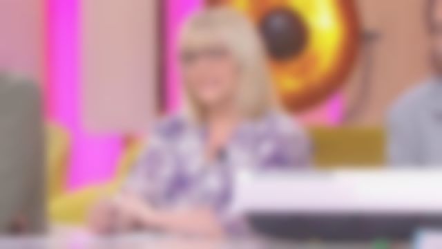 La robe imprimée col en V de Caroline Diament dans Je t'aime etc... le 09.06.2020