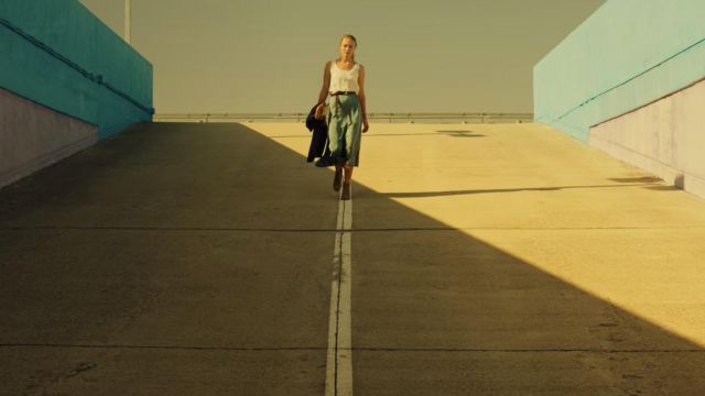 Le jupe mi longue portée par Zoe Walker (Laura Haddock) dans la série White Lines (Saison 1 Épisode 10)
