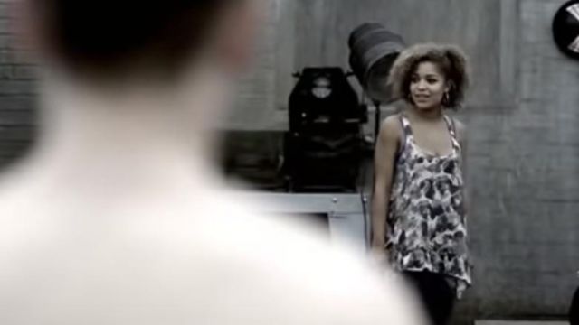 La tunique portée par Alisha Daniels (An­to­nia Tho­mas) dans la série Misfits (Saison 2 Episode 3)