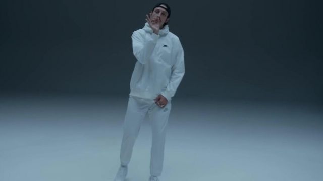 Le coupe-vent à capuche Nike Sportswear Windrunner de Roméo Elvis dans son clip Défoncé