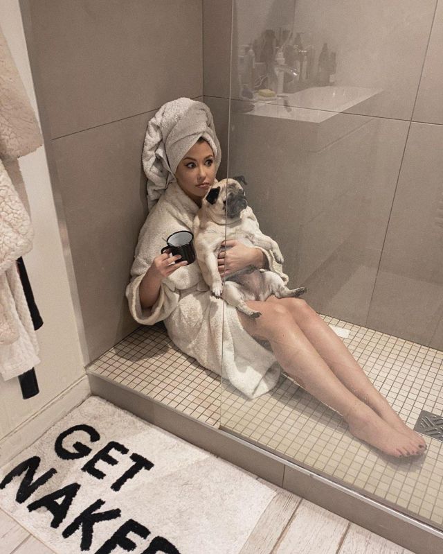 The bath mat "GET NAKED" to Enjoy Phoenix on his account Instagram @enjoyphoenix