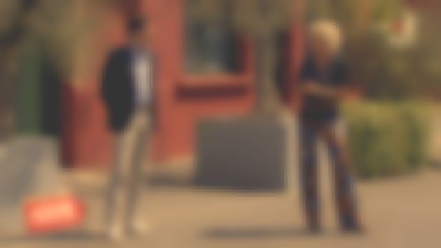 Le top noir évasé porté par Sophie Davant dans Affaire conclue