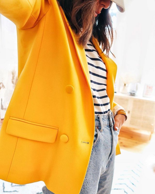 La veste blazer jaune Chris­tie par Sézane portée par Margaux sur son compte Instagram @estherjunelife