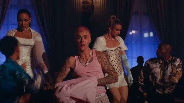Débardeur rose porté par Justin Bieber dans Yummy (official Music Video)