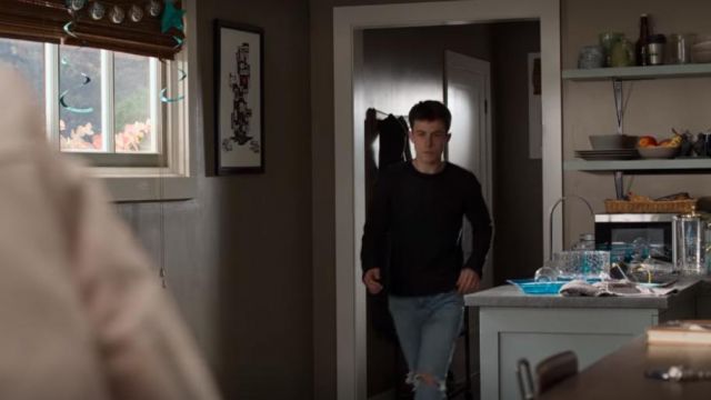 Le pull bleu marine de Clay Jensen (Dylan Minnette) dans 13 Reasons Why (S04E01)