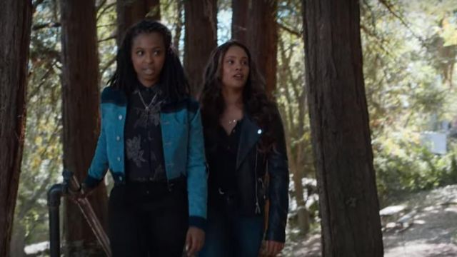 La veste en jean bleu bicolore de Ani Achola (Grace Saif) dans 13 Reasons Why (S04E01)