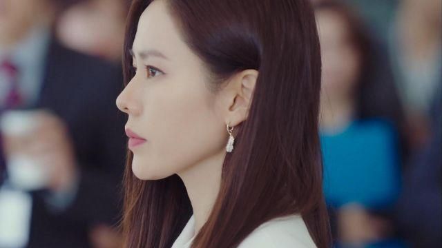 Les boucles d'oreilles de Yoon Se-ri (Son Ye-jin) dans Crash Landing on You (Saison 1)