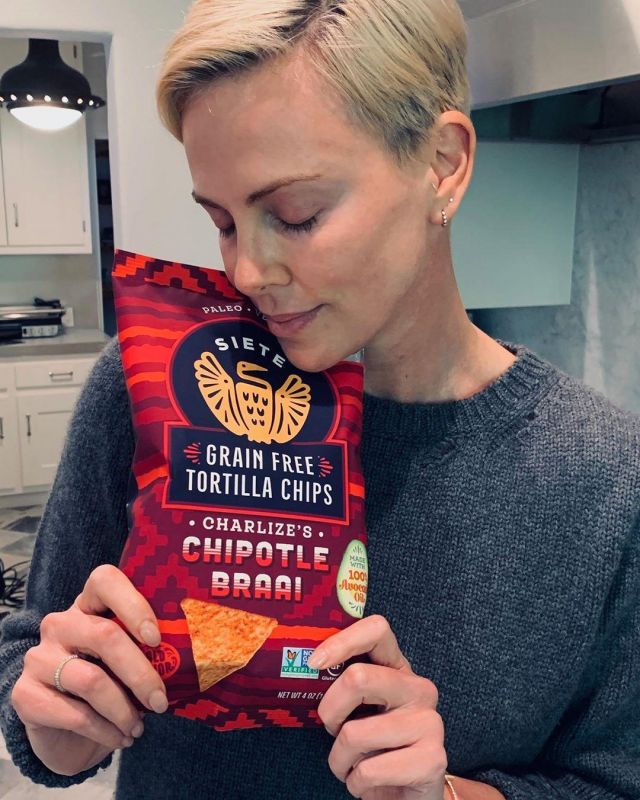 Grey Knit Pull porté par Charlize Theron sur son Instagram account @charlizeafrica