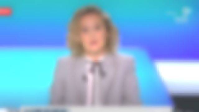 Le top col victorien noué fluide et froncé Blanc, liens contrastés à nouer au cou de Caroline Roux dans C dans l'air le 16.06.2020
