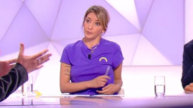 Le tee-shirt droit à broderie en coton biologique violet de Nadia Daam dans 28 minutes le 17.06.2020