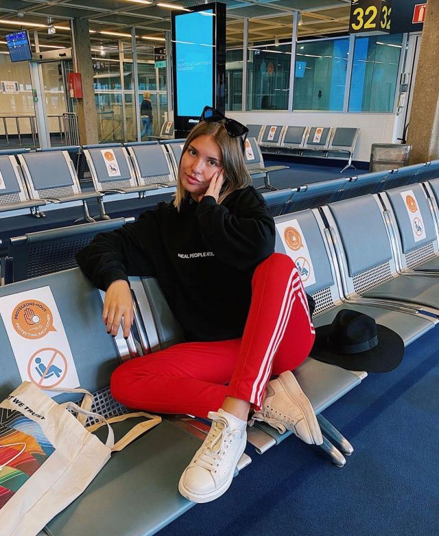 Le jogging Adidas rouge porté par Juste Zoé sur son compte Instagram @justezoe_ytb