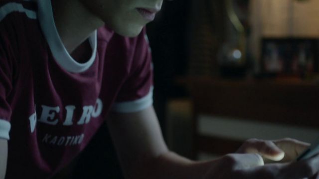 The t-shirt in bordeaux and white of Ander (Arón Piper) in Elite (Season 1)