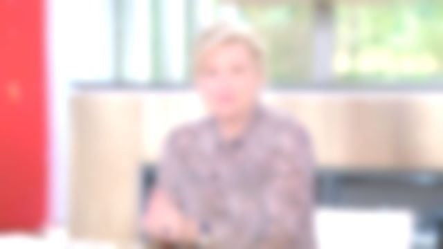La blouse en soie et viscose créponnée, à imprimé floral de Anne-Élisabeth Lemoine dans C à Vous