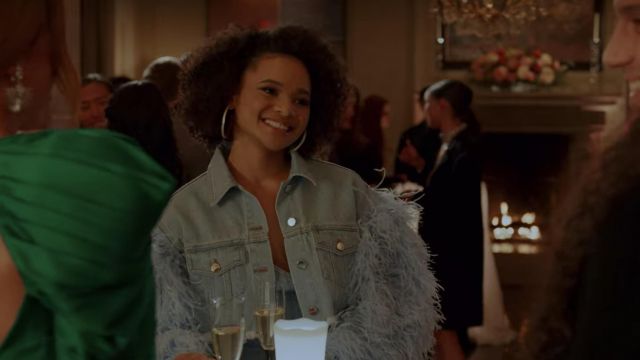 La veste en jean David Koma portée par Vanessa Devraux (Jade Payton) dans la série Dynastie (Season 3 Épisode 15)