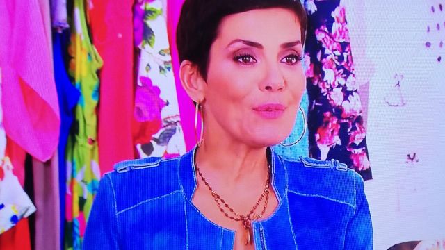 Veste bleue portée par Cristina Córdula dans Les Reines du Shopping