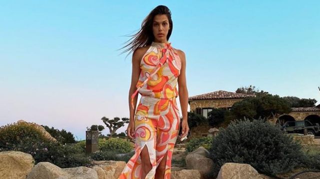 The blouse sleeveless abstract print of Iris Mittenaere on his account Instagram