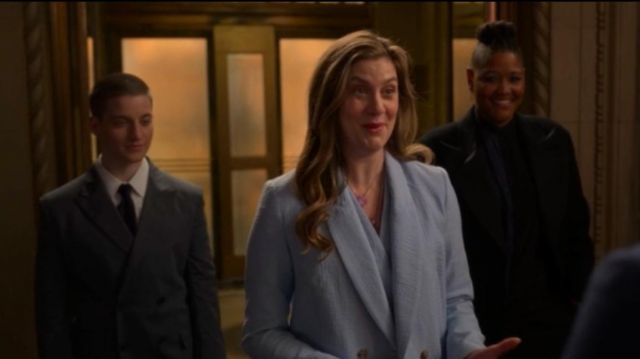 La lumière Bleue Blazer porté par McAfee Westbrook (Laura Dreyfuss) dans Le politique (S02E07)